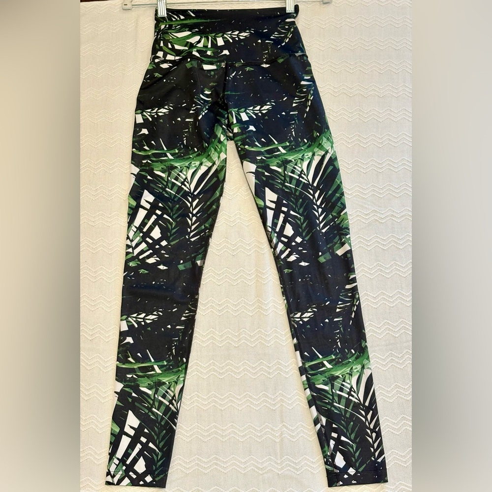 Beyond Yoga Green and Black Leaf Print Leggings
